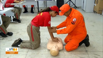 Projeto Bombeiro Mirim ensina crianças e adolescentes sobre primeiros socorros