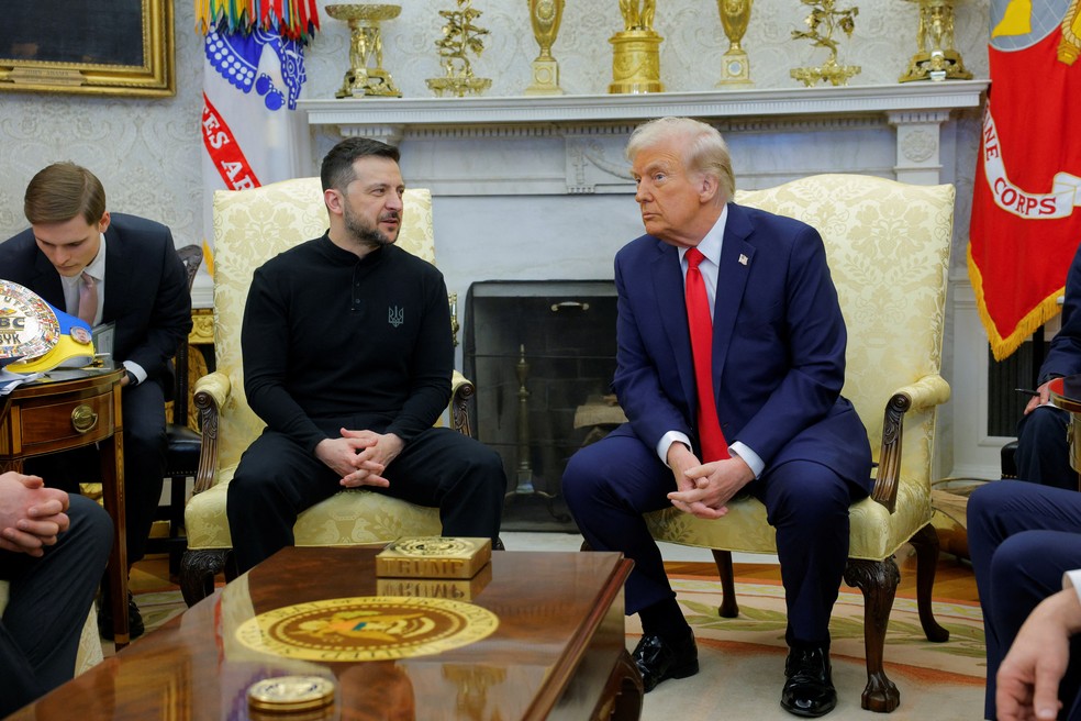 Presidente dos EUA, Donald Trump (à direita), recebe o presidente da Ucrânia, Volodymyr Zelensky, na Casa Branca em 28 de fevereiro de 2025. — Foto: REUTERS/Brian Snyder