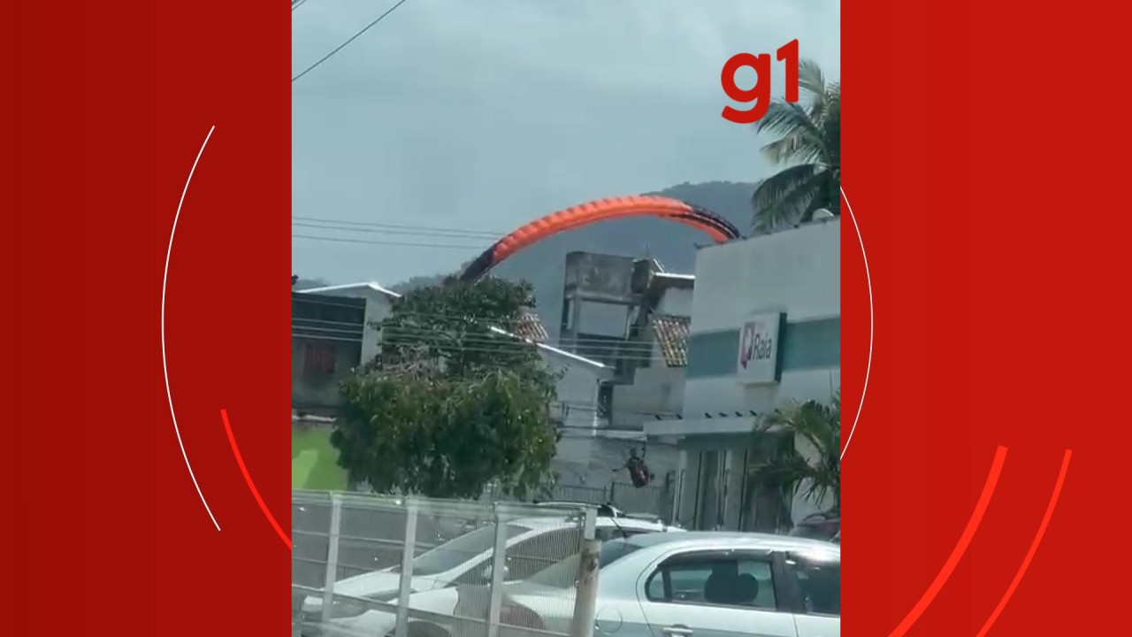 VÍDEO: Piloto de paraglider faz pouso forçado em Caraguatatuba, SP