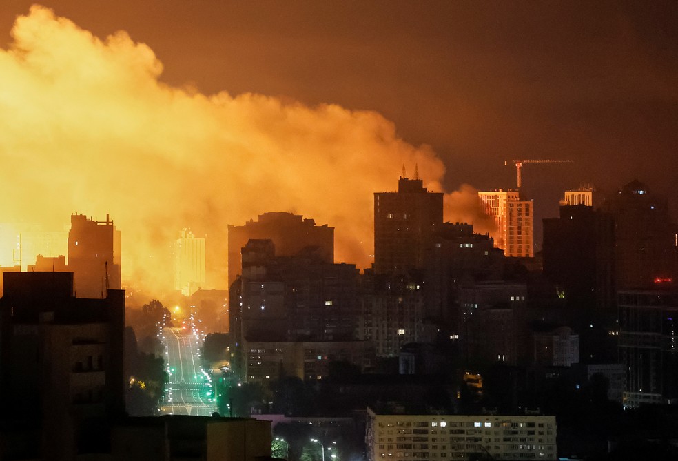 Explosão de ataque de drone ilumina o céu de Kiev, capital da Ucrânia, na madrugada de 10 de julho de 2025. — Foto: REUTERS/Gleb Garanich