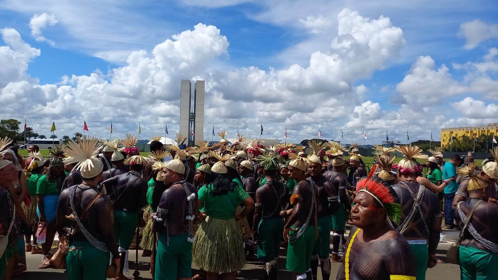 VÍDEO e FOTOS: Indígenas protestam em Brasília e fazem marcha pela  Esplanada | G1