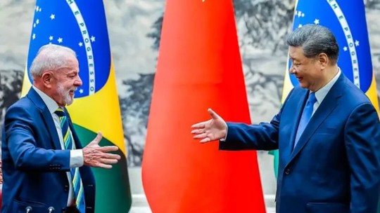 Tarifaço: China diz que apoia o Brasil em resistência à 'intimidação' tarifária e na proteção de seus direitos - Afirmação foi feita pelo ministro das relações exteriores chinês, Wang Yi, ao assessor especial da Presidência brasileira, embaixador Celso Amorim. A China é o maior parceiro comercial do Brasil.