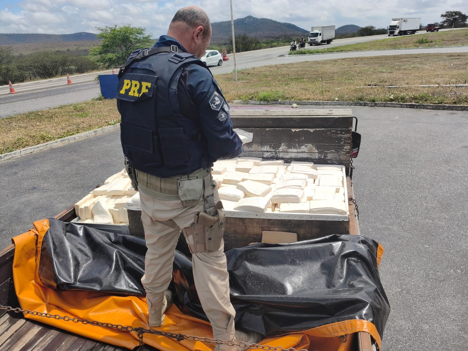 600 quilos de queijo são apreendidos em carroceria de caminhão em Tacaimbó 