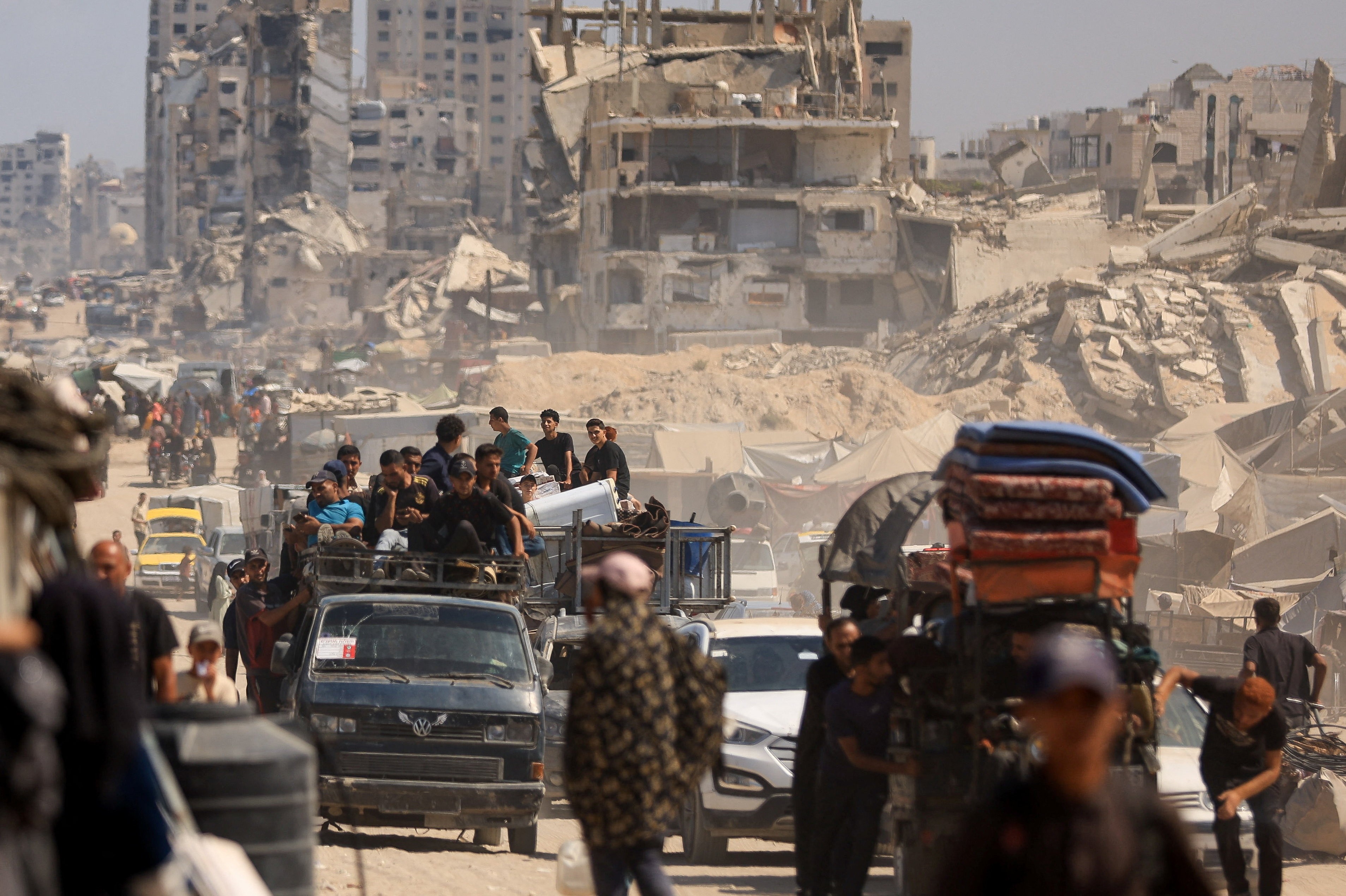 Israel diz que atuará com 'maior contundência' na Cidade de Gaza e joga panfletos com ordens de evacuação; moradores protestam