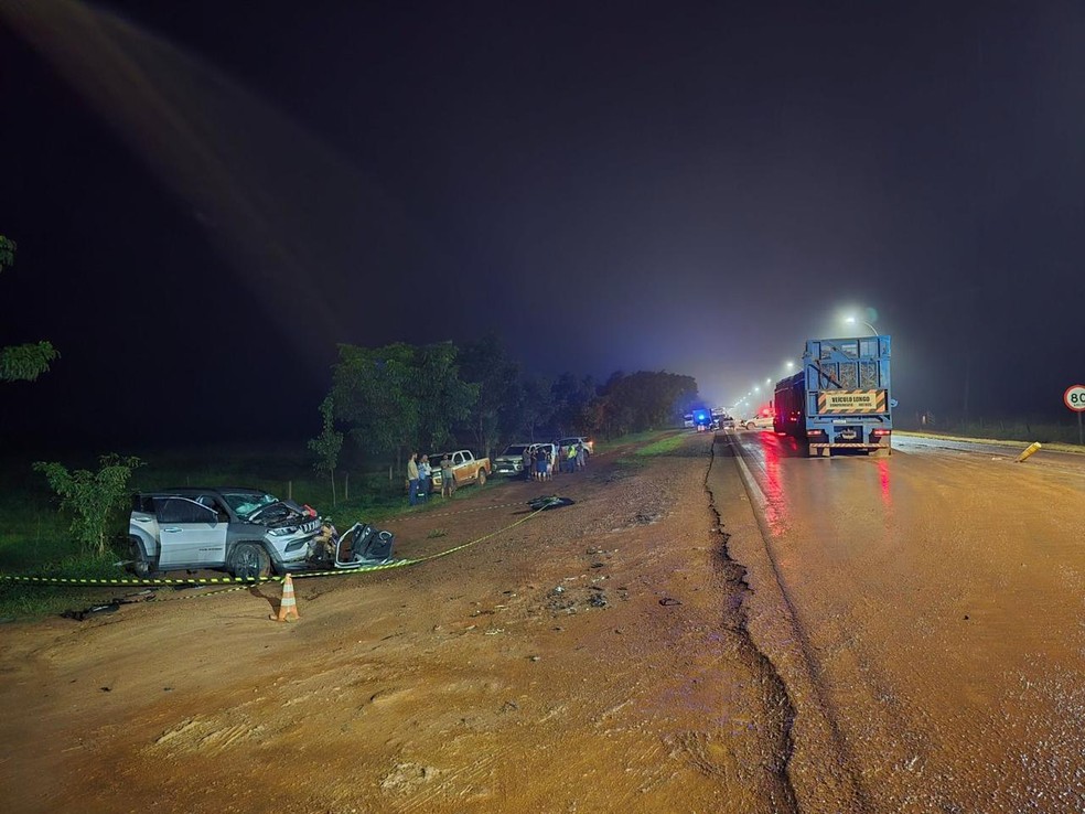 Carro em que vítimas estavam bateu contra uma carreta que transportava cana-de-açúcar — Foto: Reprodução