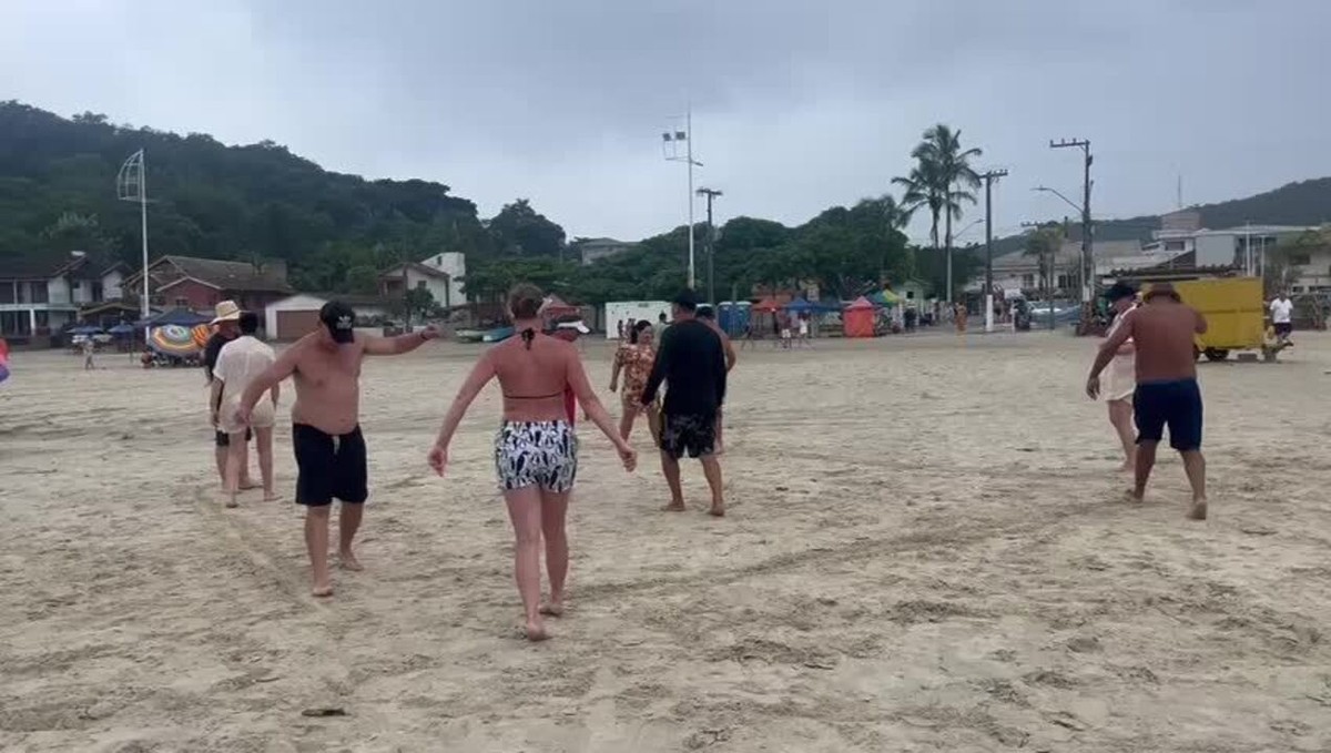 Danças tradicionais na beira da praia viram febre no RS