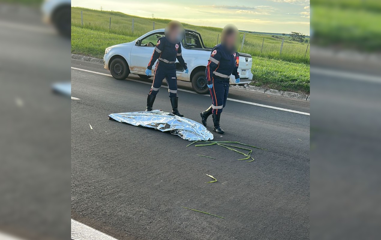 Mulher atropelada em rodovia é declarada morta pelo Samu, deixada na pista e reanimada minutos depois por socorrista