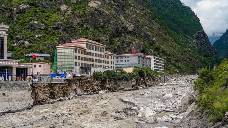 Nepal resgata 2 trabalhadores com vida de túnel 9 dias após enchentes