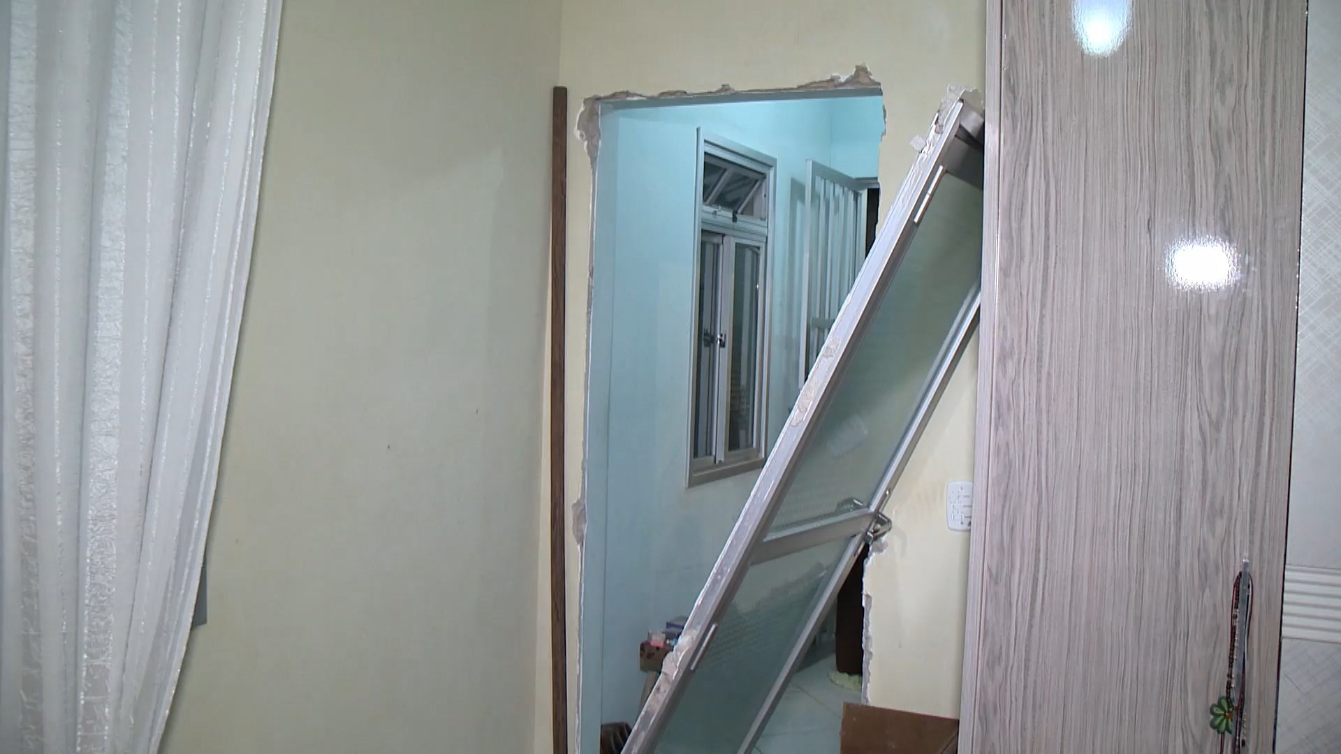 Casa é arrombada pela polícia e moradora denuncia prejuízos em Vitória