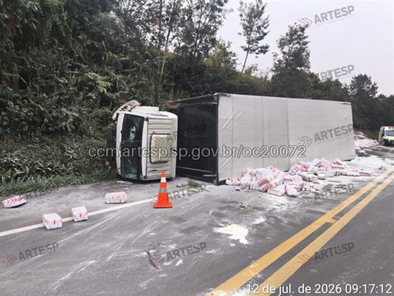 Caminhão carregado com farinha de trigo tomba e fecha rodovia de Taquarivaí
