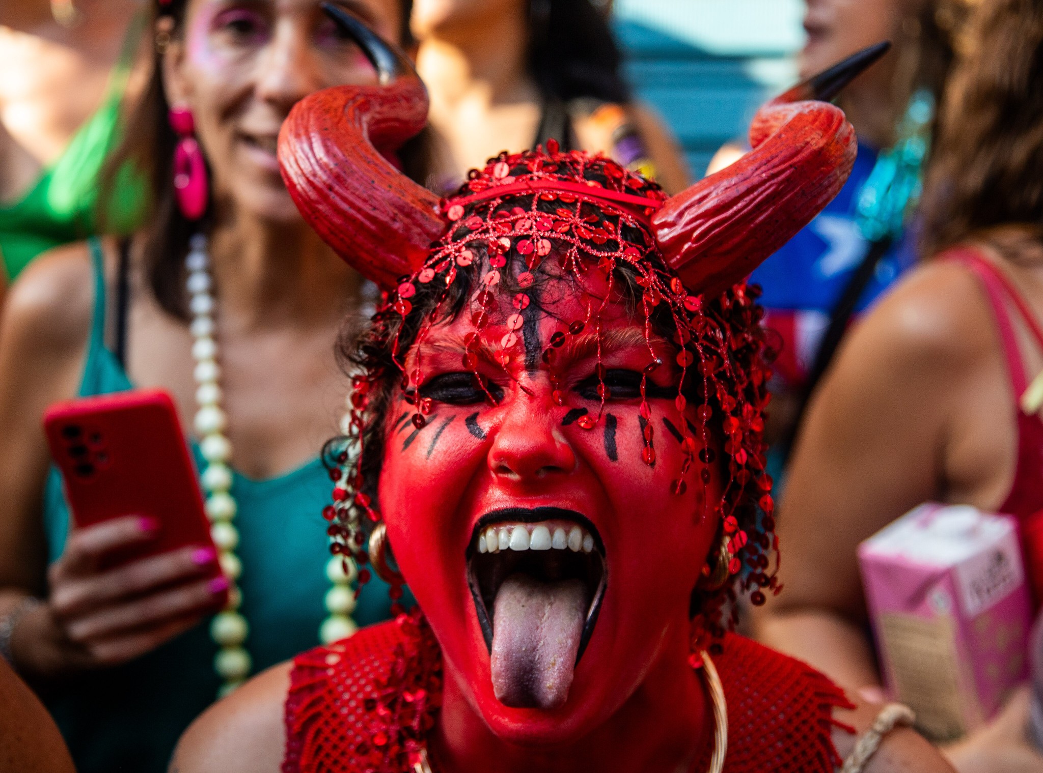 Fotos: veja fantasias de foliões nos blocos de carnaval pelo país