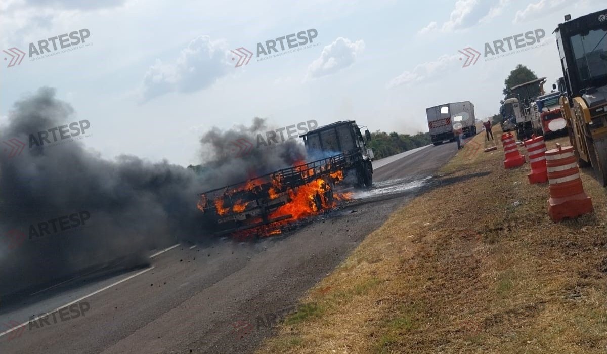 Carreta pega fogo e causa interdição parcial na Raposo Tavares em Rancharia