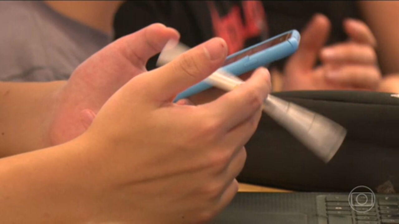 CCJ da Câmara flexibiliza texto e aprova projeto para restringir uso de celulares nas escolas