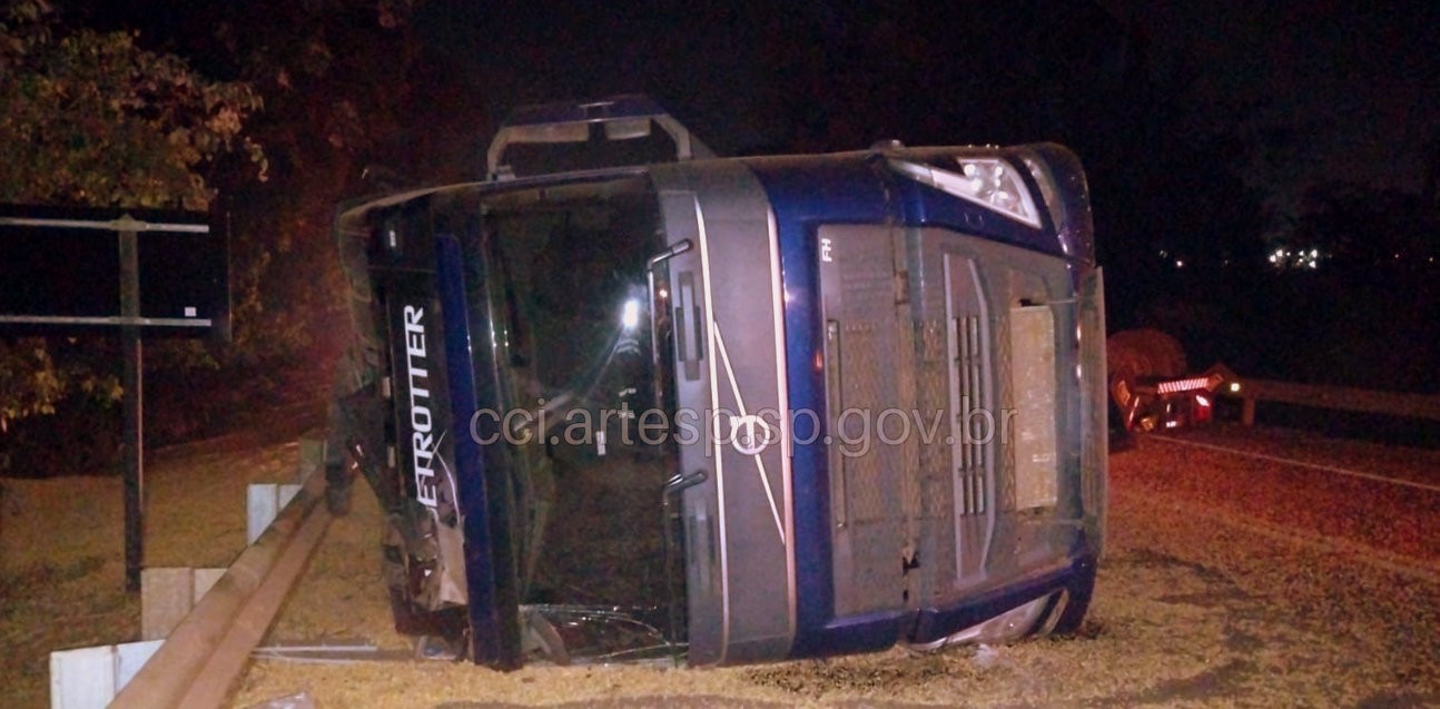 Carreta carregada com milho tomba na SP-215 e interdita pistas em Porto Ferreira