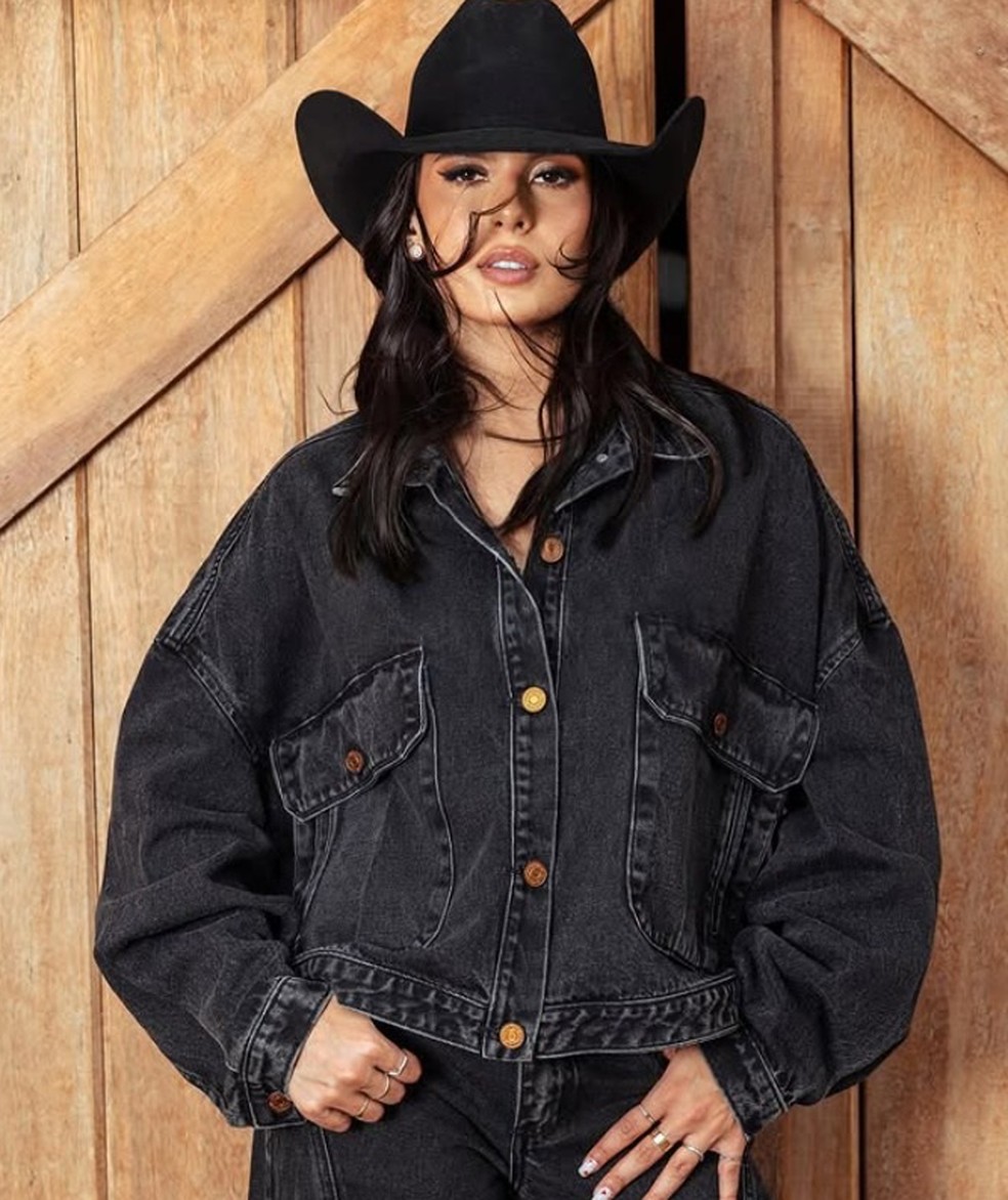 Ana Castela em look inteiro jeans inspirado na tendncia cowboy core  Foto: Reproduo/Instagram
