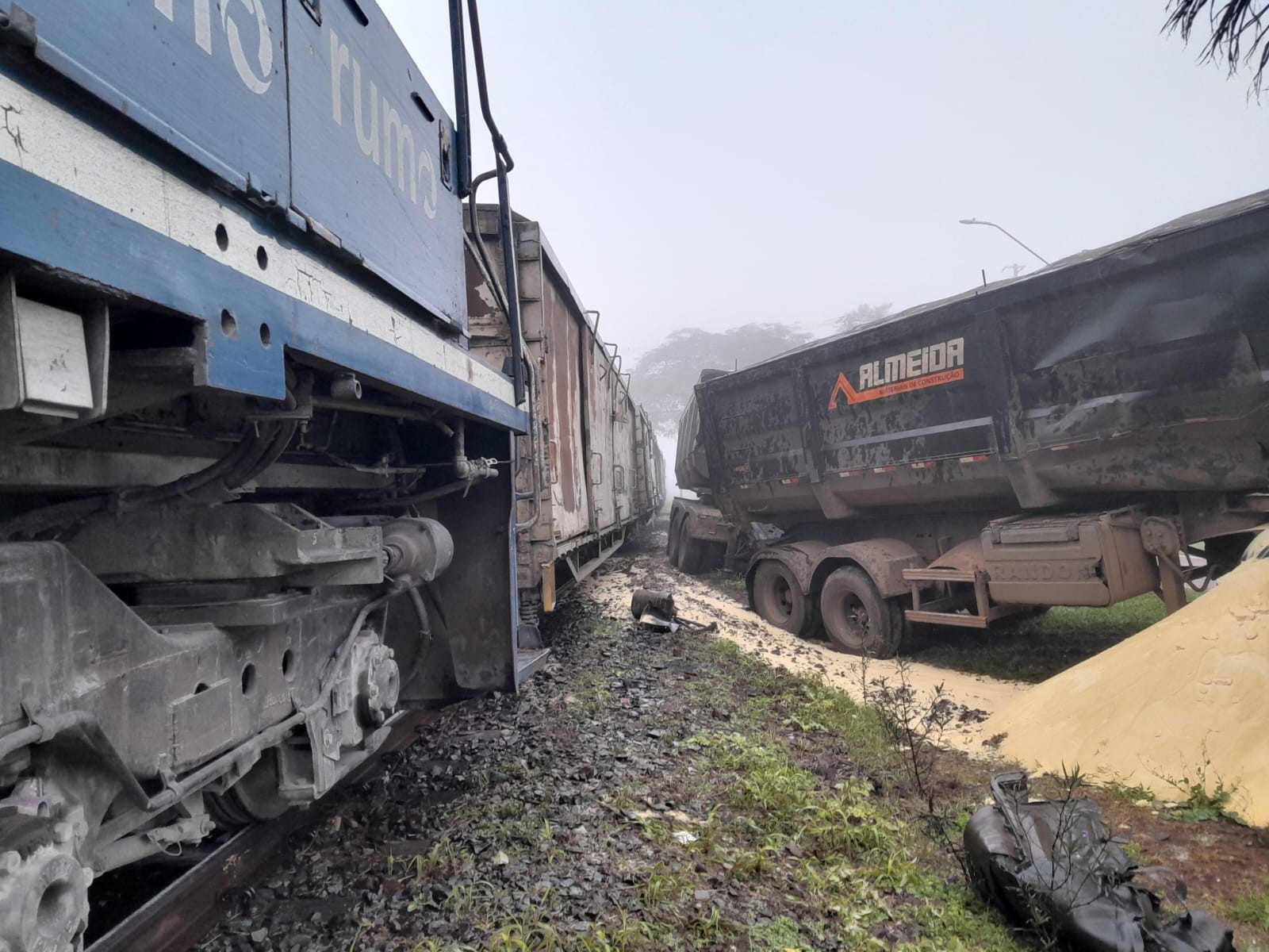 Carreta carregada de açúcar é arrastada por trem após acidente em cruzamento, no Paraná