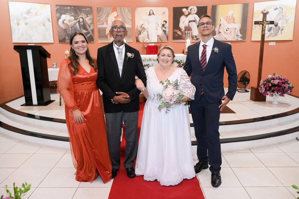 Valdemiro Severiano, de 91 anos, e Marinelda Tavares, de 74, com os filhos Marieta e Valdemiro Filho — Foto: Arquivo da família
