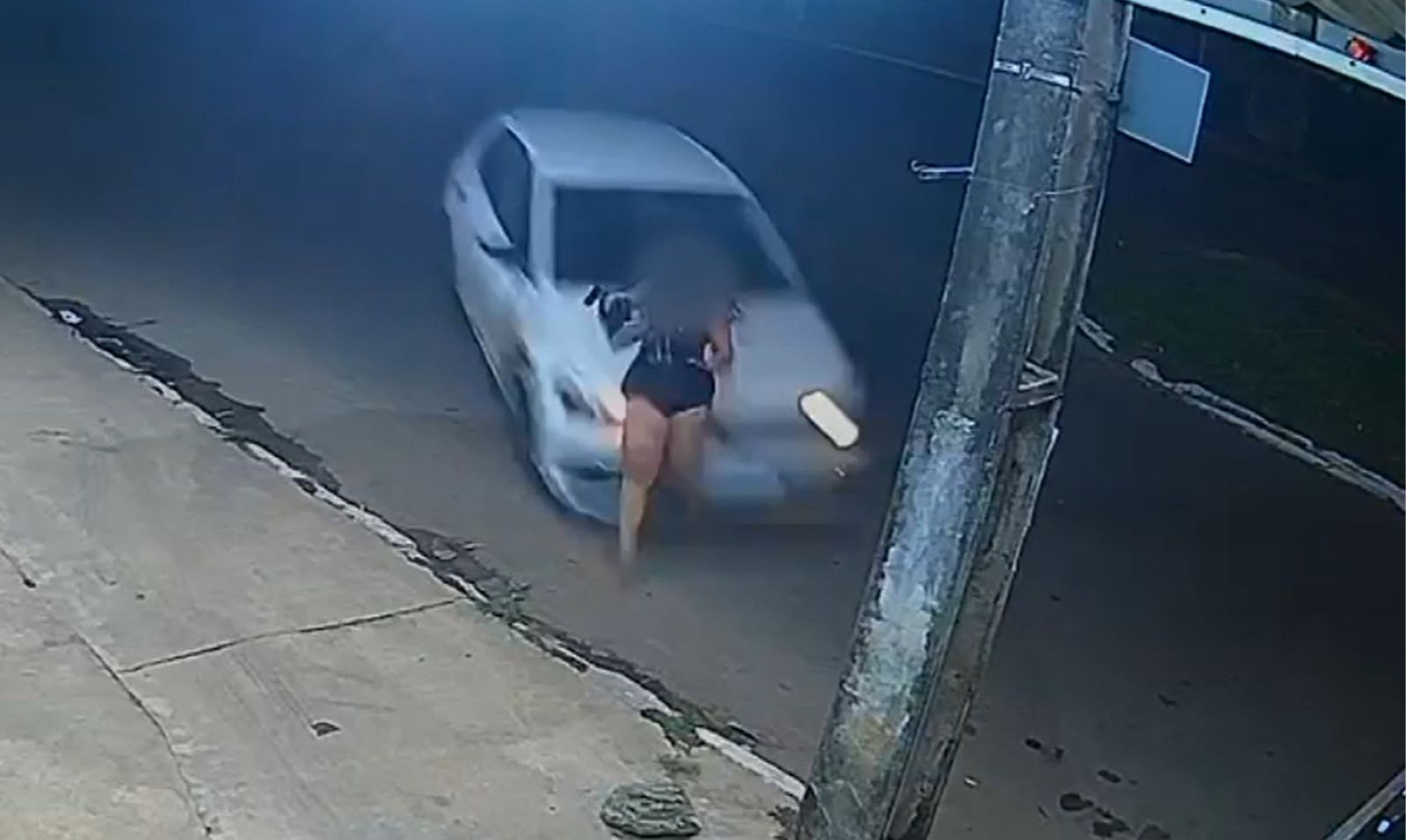 Jovem corre para fugir do ex, mas é atropelada de propósito em Goiânia; vídeo forte