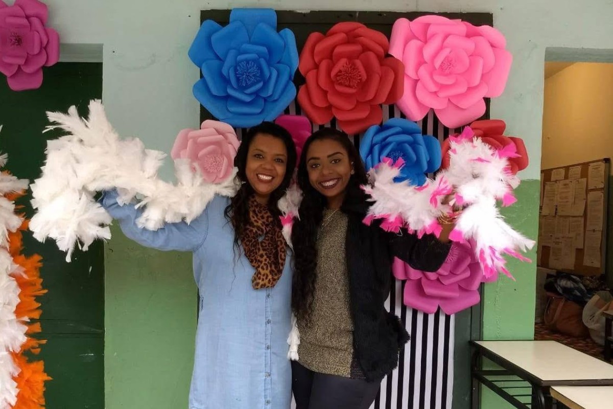 Ex-faxineira retoma os estudos, vira diretora e inspira filha a ser professora em Juiz de Fora