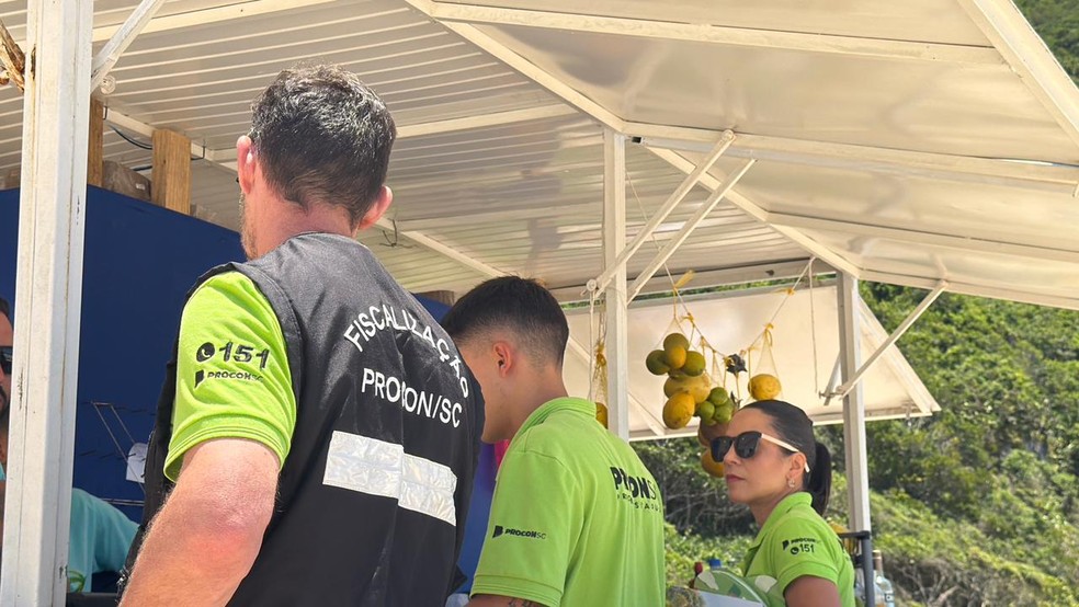 Operação de fiscalização do Procon nas praias Bravas e Cachoeira do Bom Jesus, no Norte de Florianópolis. — Foto: Divulgação