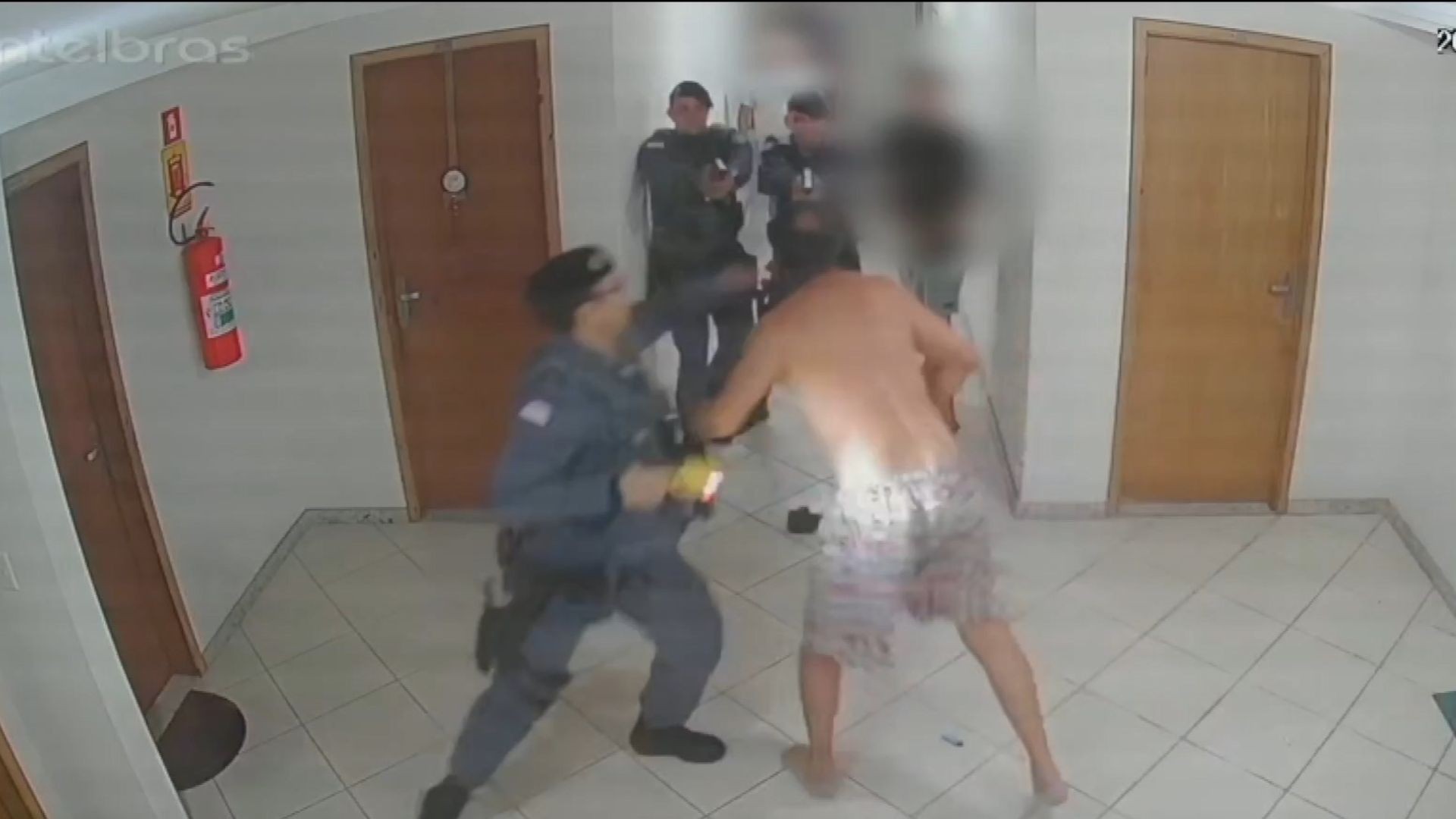 Vídeo mostra momento em que homem que agredia mãe é baleado pela PM no ES