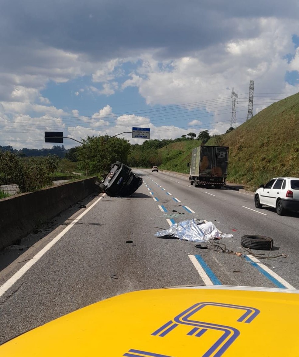 Carro com quatro pessoas capota na Avenida Jacu-Pêssego, na Zona Leste; dois ocupantes morreram — Foto: Viva ABC