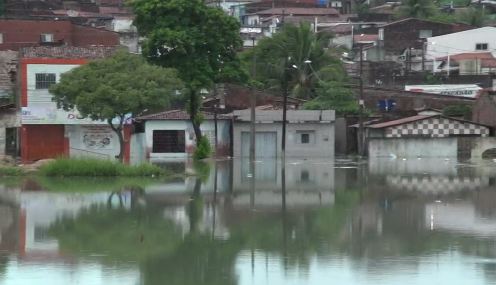 Lagoa alagou casas e famílias ficaram desalojadas na Zona Norte de Natal — Foto: Reprodução/Inter TV Cabugi