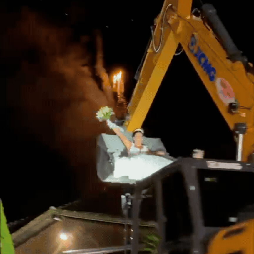 VÍDEO: noiva chega a casamento dentro de concha de escavadeira conduzida pelo companheiro em SC 