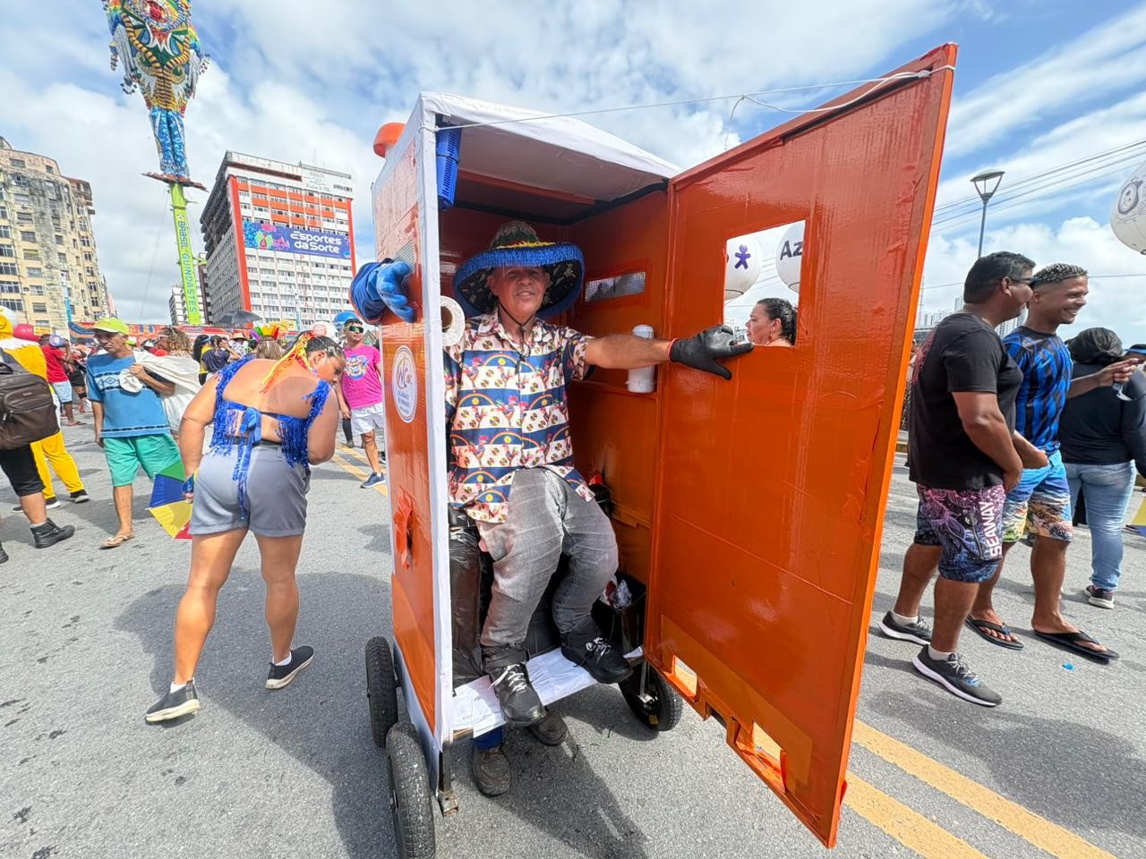 Folião fantasiado de banheiro químico com porta-cerveja chama atenção no Galo da Madrugada