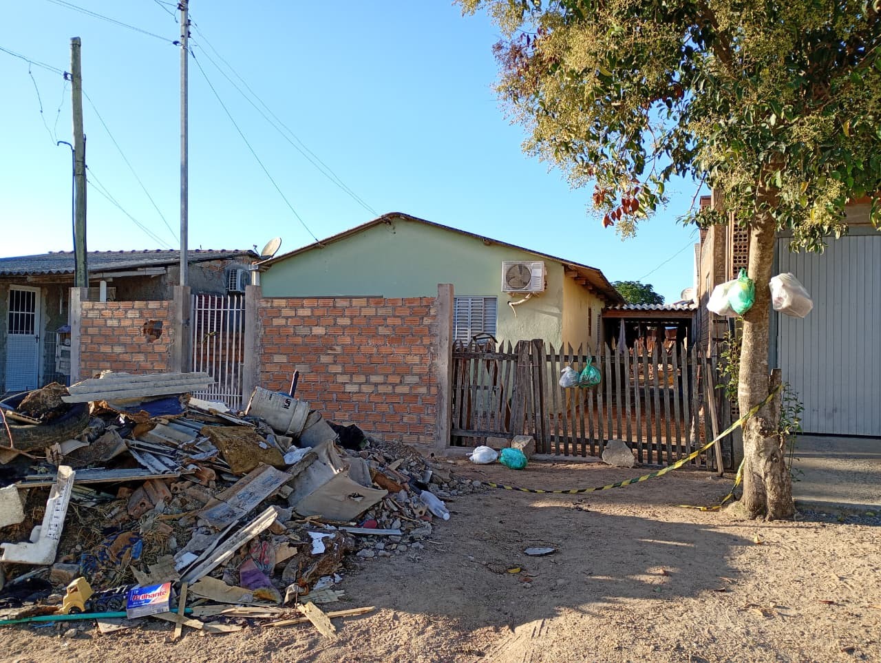 Homem arromba portão, invade casa e mata a ex-companheira a facadas em Camaquã, diz polícia
