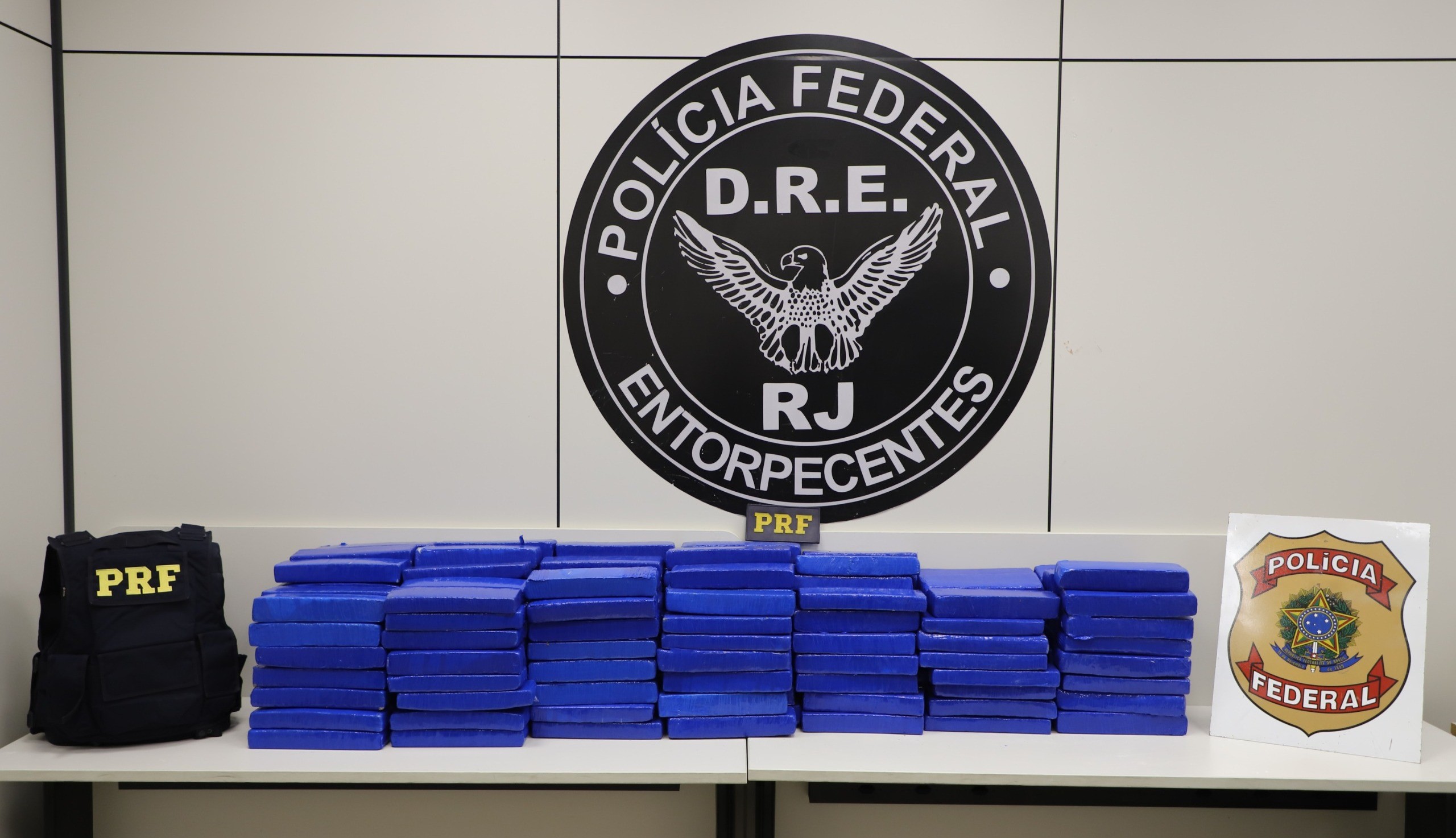 Três homens são presos com cerca de 200 kg de maconha na Via Dutra, em Resende