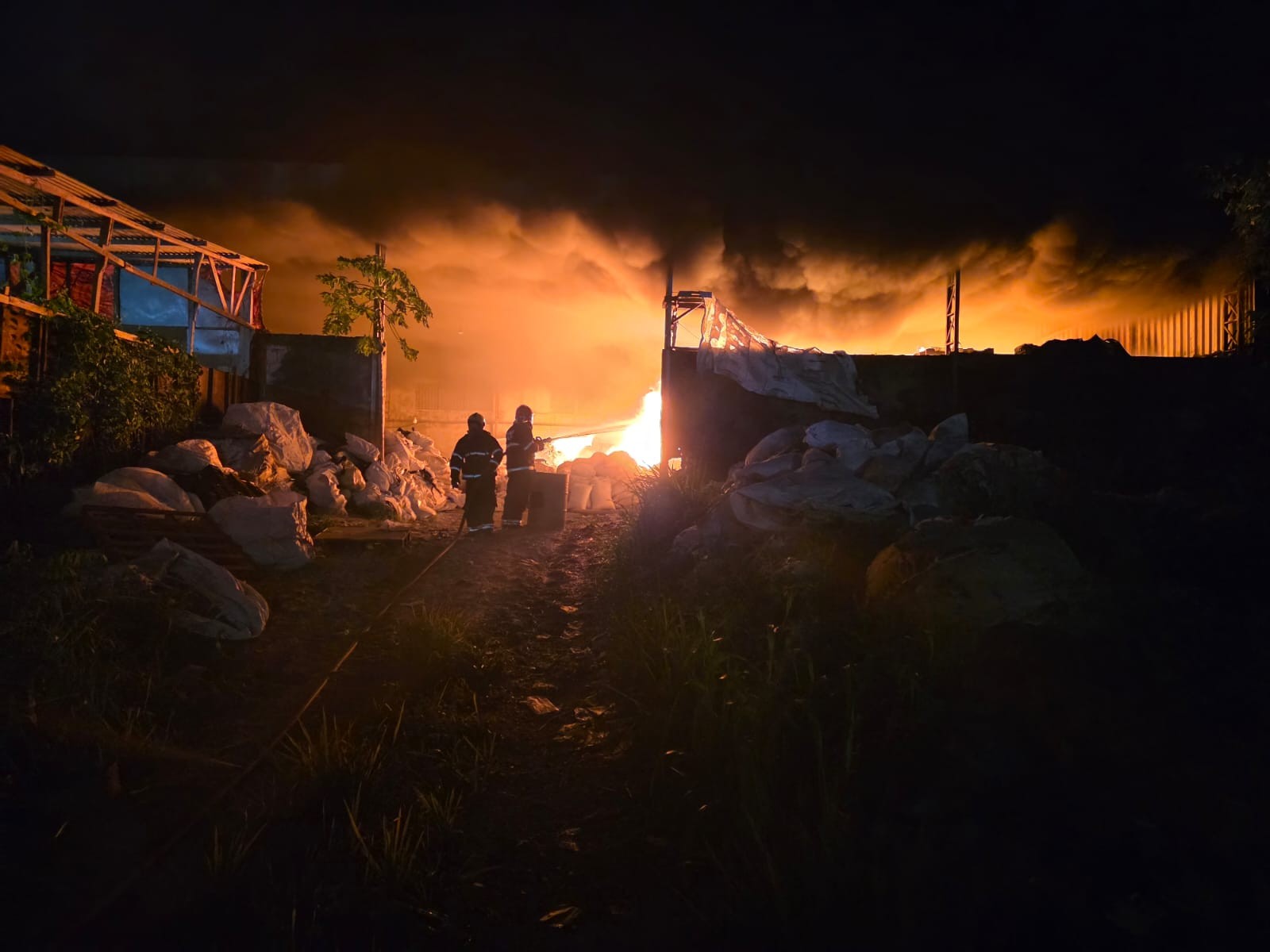 Incêndio atinge empresa de reciclagem na Zona Leste de Manaus