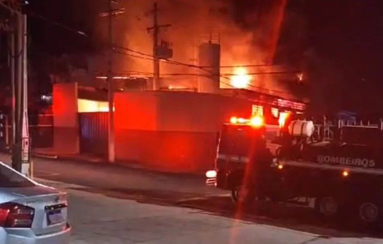 Incêndio destrói depósito de supermercado em Araraquara