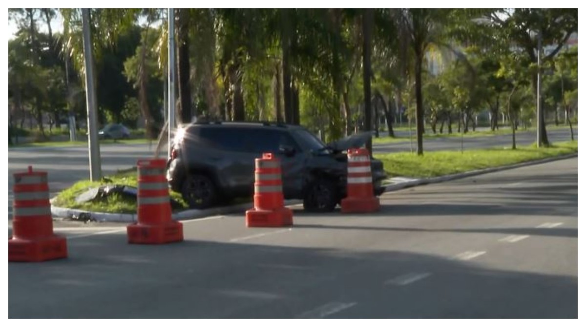 Motorista de carro roubado fura bloqueio, atropela dois PMs e bate em veículos na Marginal Pinheiros
