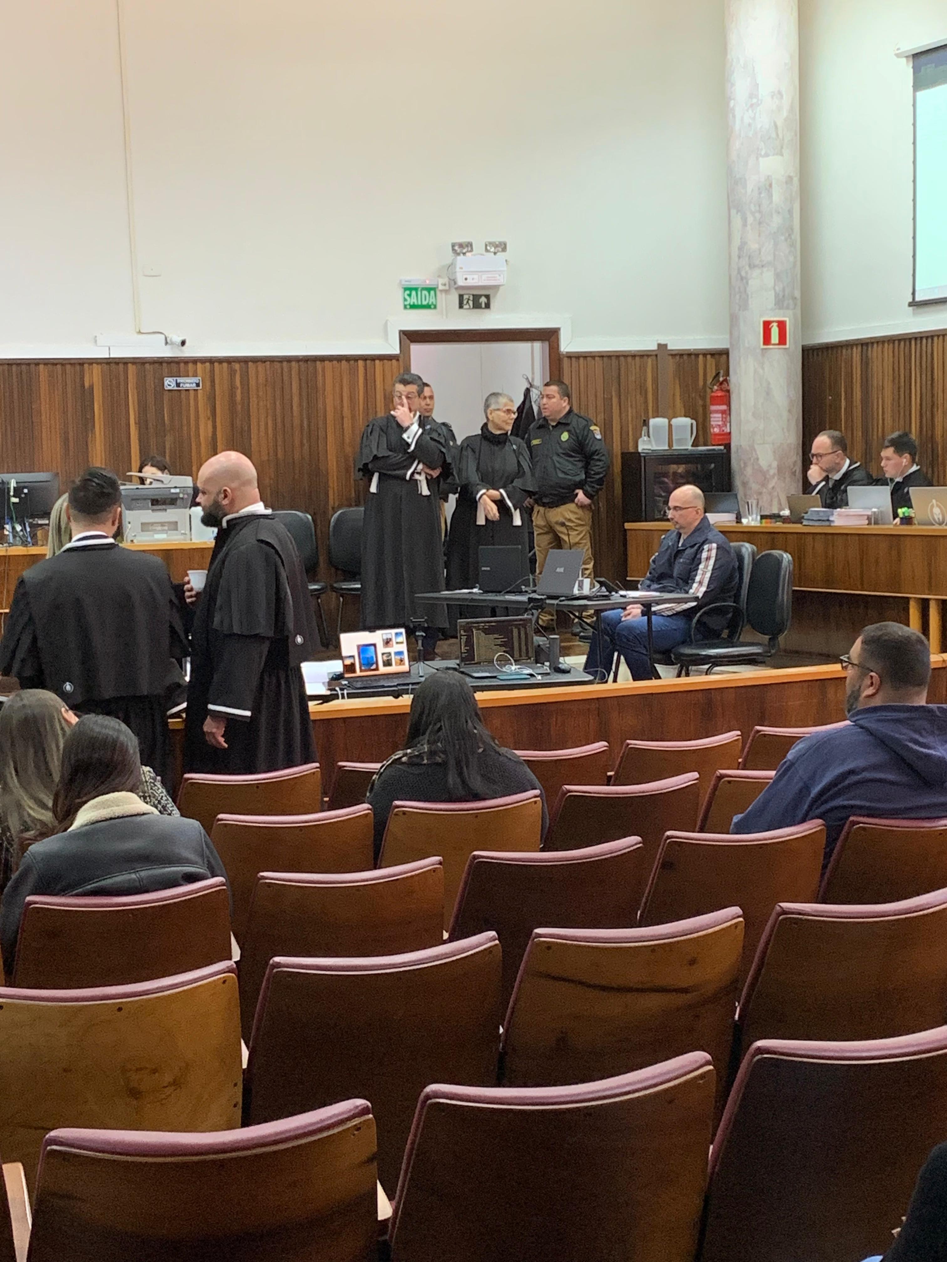 Começa o júri popular de delegado acusado de matar esposa e enteada em Curitiba; relembre o crime