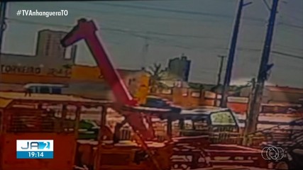 Câmera registrou o momento que caminhonete atinge carro na BR-010; assista