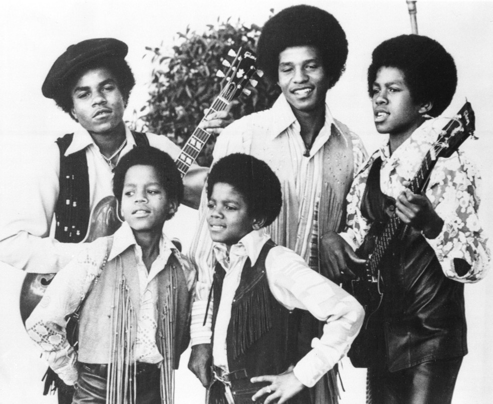 Marlon e Michael Jackson, à frente, e Tito, Jackie e Jermaine Jackson, atrás, formavam o Jackson 5 — Foto: AP