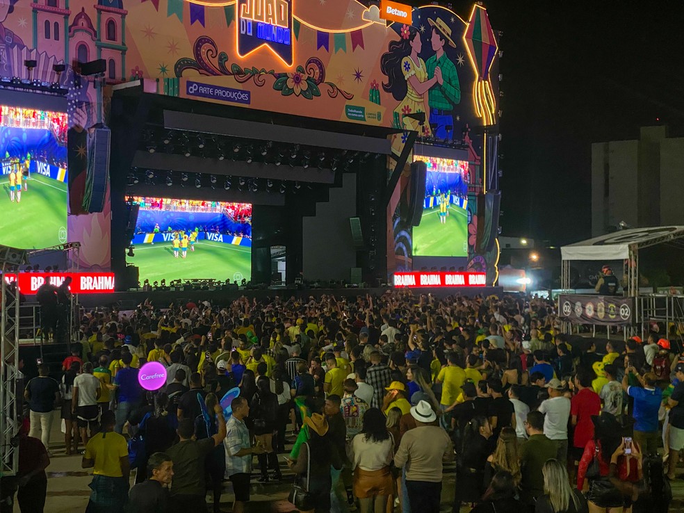 Parque do Povo reúne torcedores para estreia do Brasil na Copa do Mundo durante São João de Campina Grande — Foto: Maria Eduarda Batista/g1