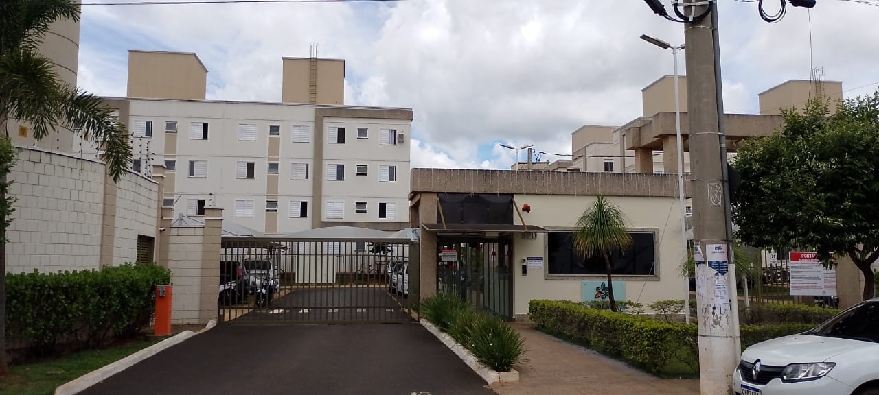 Adolescente cai da janela do 2º andar de prédio em Uberlândia