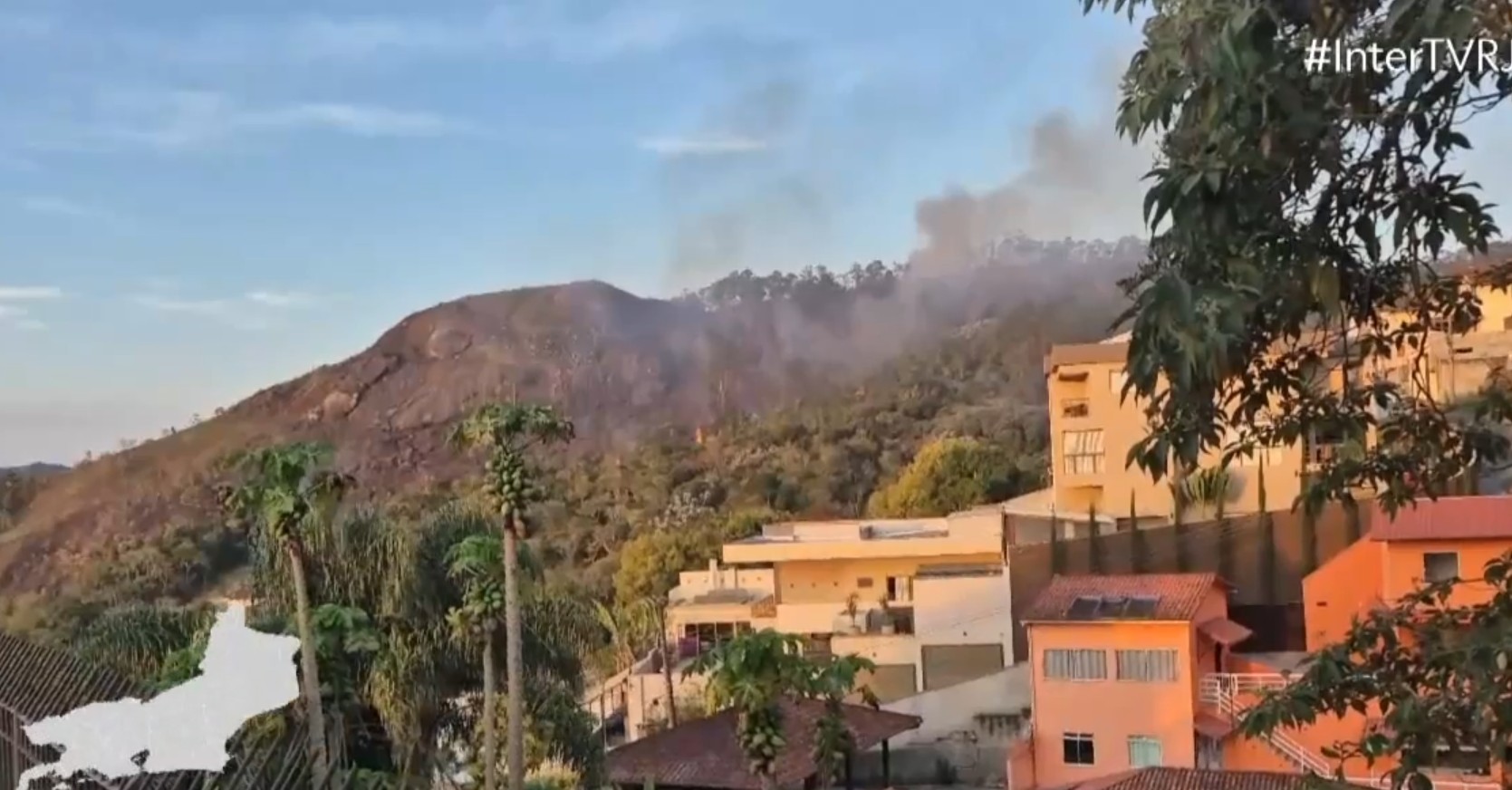 Incêndio atinge vegetação em Nova Friburgo, no RJ