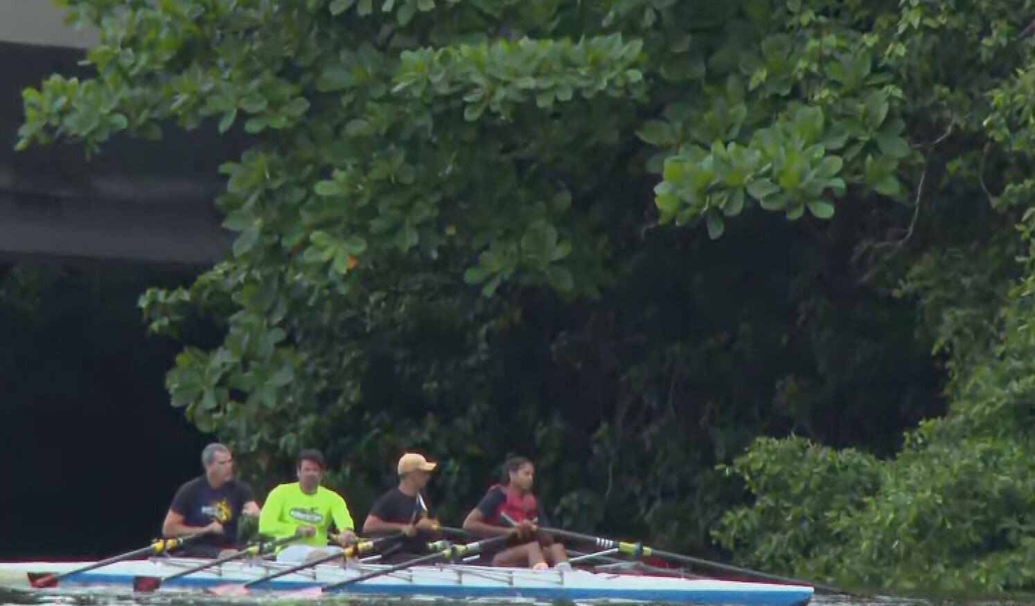 Bombeiros retomam buscas por aluno de remo do Sport que sumiu em rio no Recife após cair de caiaque
