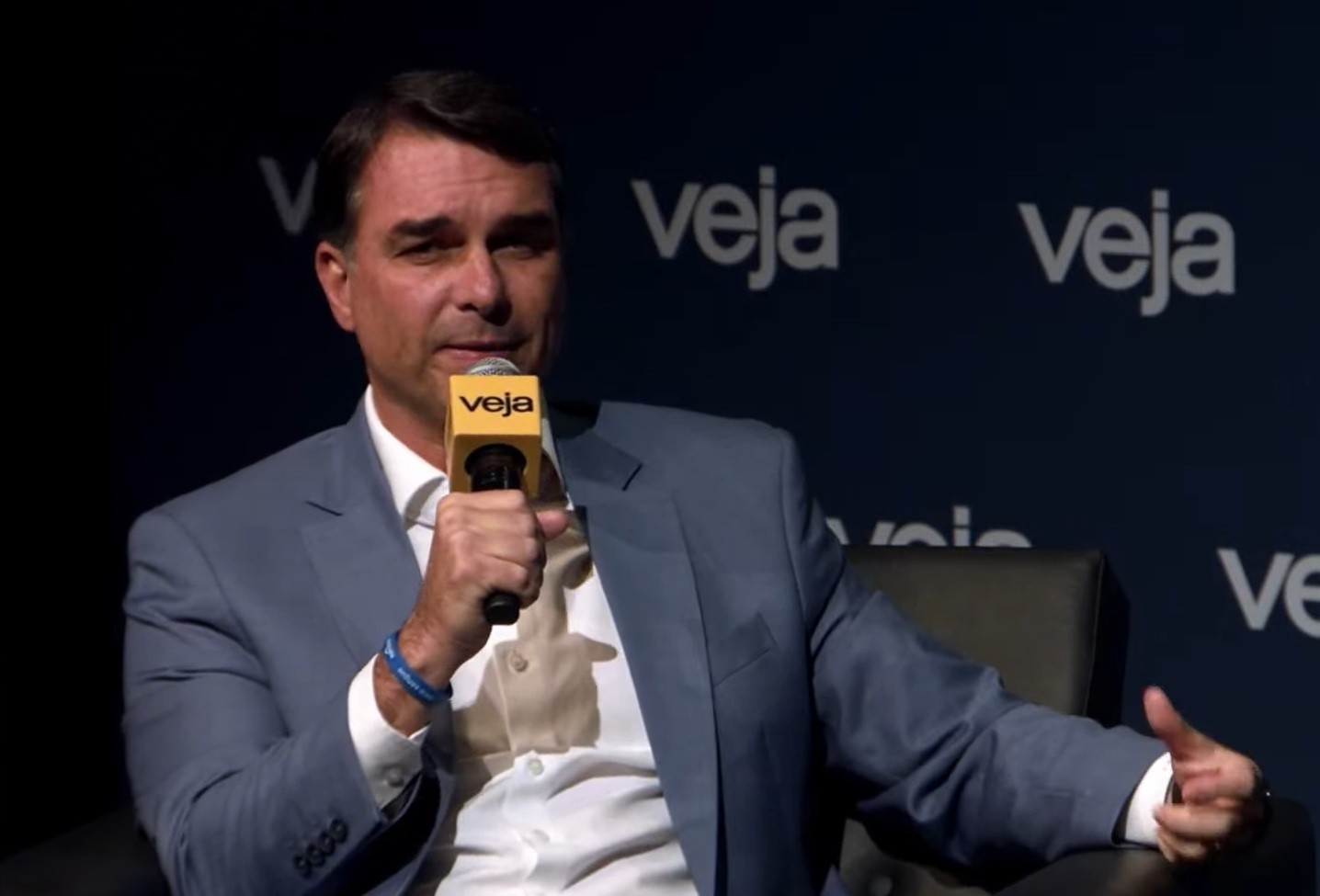 Flávio Bolsonaro confirma Daniella Marques, ex-presidente da Caixa, em seu time de campanha