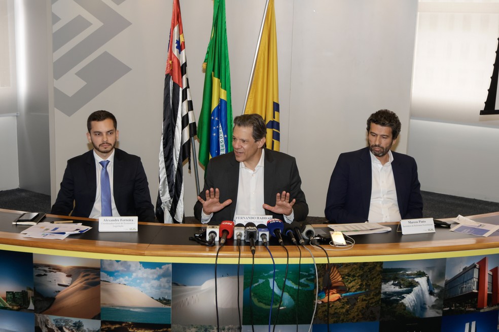 Alexandre Ferreira, Fernando Haddad e Marcos Pinto falam em coletiva de balanço do programa Desenrola, na sede do Ministério da Fazenda em São Paulo — Foto: Marcelo Justo/Ministério da Fazenda
