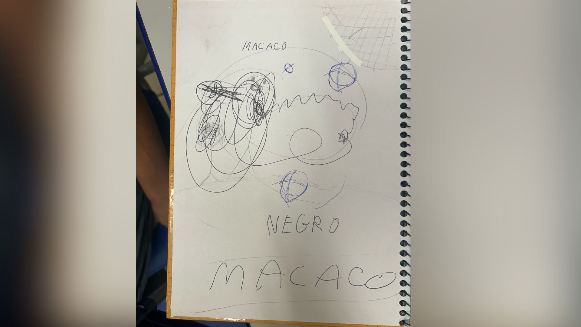 Aluno de escola estadual em MG tem caderno rabiscado por colega com ofensas racistas: 'macaco'