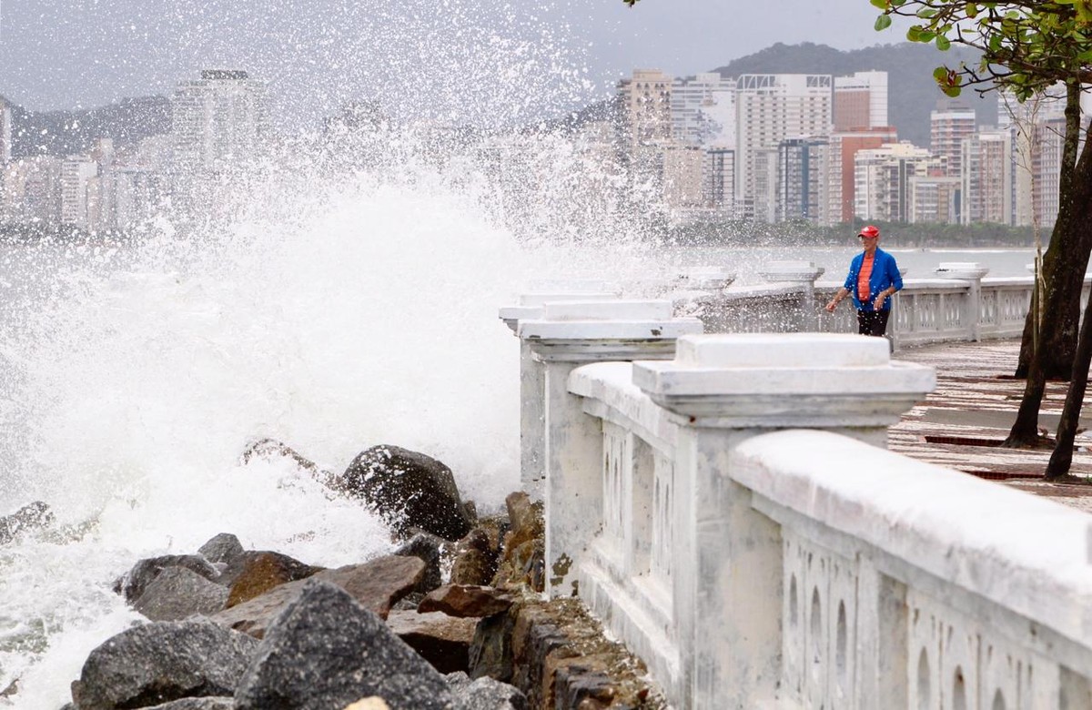 Defesa Civil emite alerta de ressaca para praias da região | Santos e ...