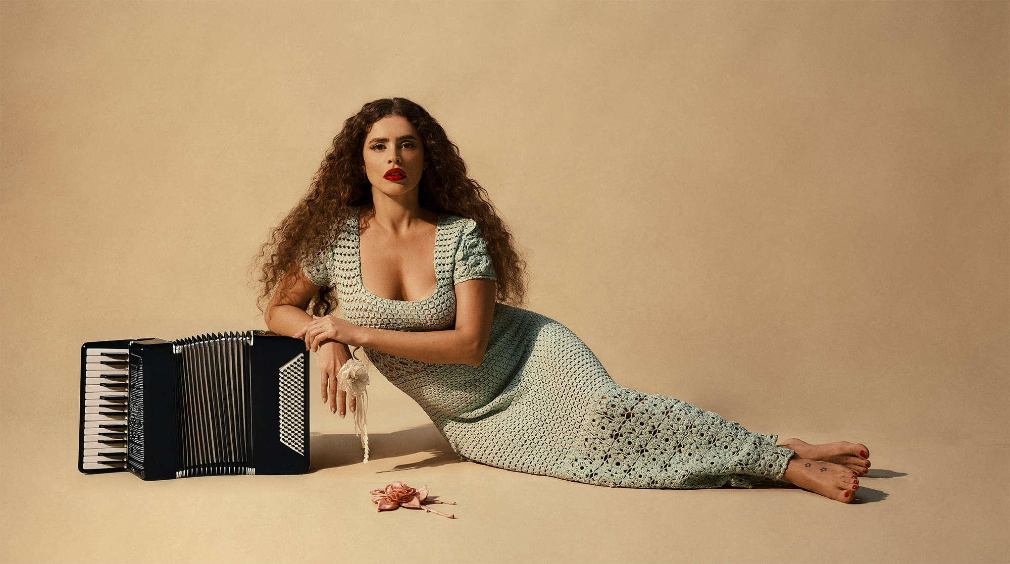 Natascha Falcão põe hits do pagode e da axé music no balaio de amor do EP ‘Universo da paixão II’ sem cair no cover