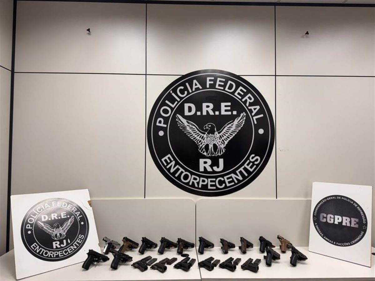 PF prende casal com 20 pistolas na Via Dutra, no RJ