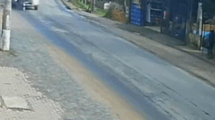 VÍDEO: cadeirante é arrastado por caminhão em estrada do RS e sai sem ferimentos