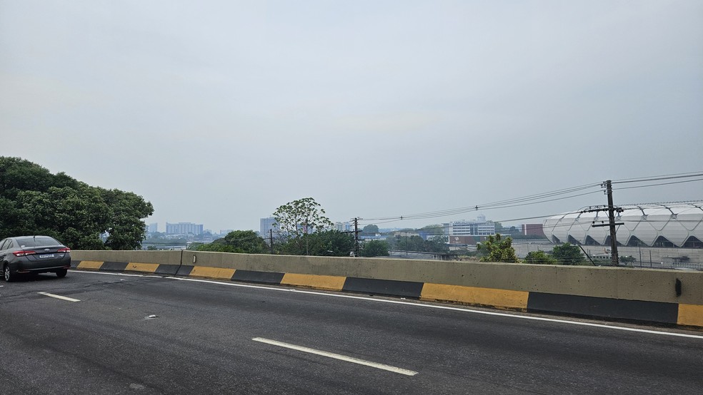 Vista da Avenida Mário Ipiranga, com a Arena da Amazônia ao fundo, encoberta pela fumaça em Manaus — Foto: Sabrina Rocha/g1 AM