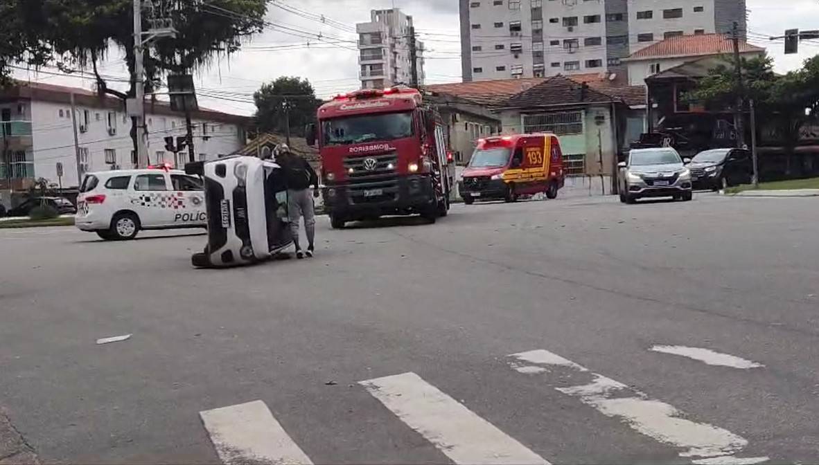 Homem fica preso em carro capotado em avenida de Santos após colisão entre veículos; VÍDEO